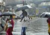 Mumbai monsoon rain : मुंबई में आफत लाई मानसून की बारिश, सड़कों और रेलवे ट्रैक पर भरा पानी Mumbai monsoon rain