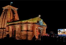 श्री केदारनाथ मंदिर प्रांगण में लगी एलसीडी टीवी
