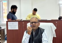 बंद सड़कों को यथाशीघ्र खोला जाएः विनोद कुमार सुमन