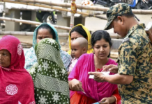 West Bengal Polls : बंगाल में पहले चरण की 152 सीटों पर TMC और BJP के बीच मतदान जारी West Bengal Polls