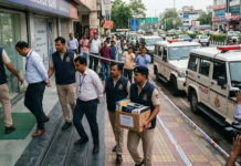 Gujarat cyber fraud : 2500 करोड़ का साइबर फ्रॉड, बैंक के तीन अधिकारी समेत 20 गिरफ्तार Gujarat cyber fraud