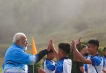 PM Modi Plays Footbal : हजारों करोड़ की सौगात देने से पहले युवाओं के बीच प्रधानमंत्री, गंगटोक में खेले फुटबॉल PM Modi Plays Footbal
