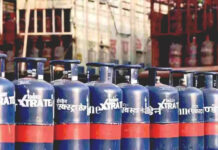 Commercial Cylinder : कमर्शियल सिलिंडर की कीमत में 993 रुपये की बढ़ोतरी, दिल्ली में अब 3071.50 रुपये पहुंचा दाम Commercial Cylinder