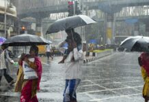 Mumbai monsoon rain : मुंबई में आफत लाई मानसून की बारिश, सड़कों और रेलवे ट्रैक पर भरा पानी Mumbai monsoon rain
