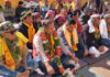 Chamoli: बद्रीनाथ धाम में चढ़ावा चोरी का मामला गरमाया, कांग्रेस विधायक लखपत बुटोला मौन व्रत पर बैठे Chamoli