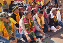 Chamoli: बद्रीनाथ धाम में चढ़ावा चोरी का मामला गरमाया, कांग्रेस विधायक लखपत बुटोला मौन व्रत पर बैठे Chamoli