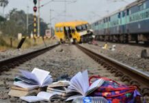 Murshidabad train accident : तेज रफ्तार ट्रेन ने स्कूल वैन को मारी टक्कर; 3 की मौके पर मौत Murshidabad train accident
