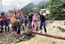 Monsoon Fury : जम्मू-कश्मीर में फिर बादल फटे, बारिश से बदरीनाथ हाईवे बंद; उत्तर भारत में गर्मी से राहत Monsoon Fury