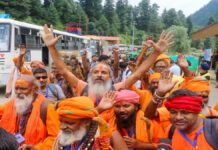 Shri Amarnath Yatra 2026 : 4,800 श्रद्धालुओं का पहला जत्था कश्मीर पहुंचा, फूलों के गुलदस्ते से हुआ स्वागत Shri Amarnath Yatra 2026